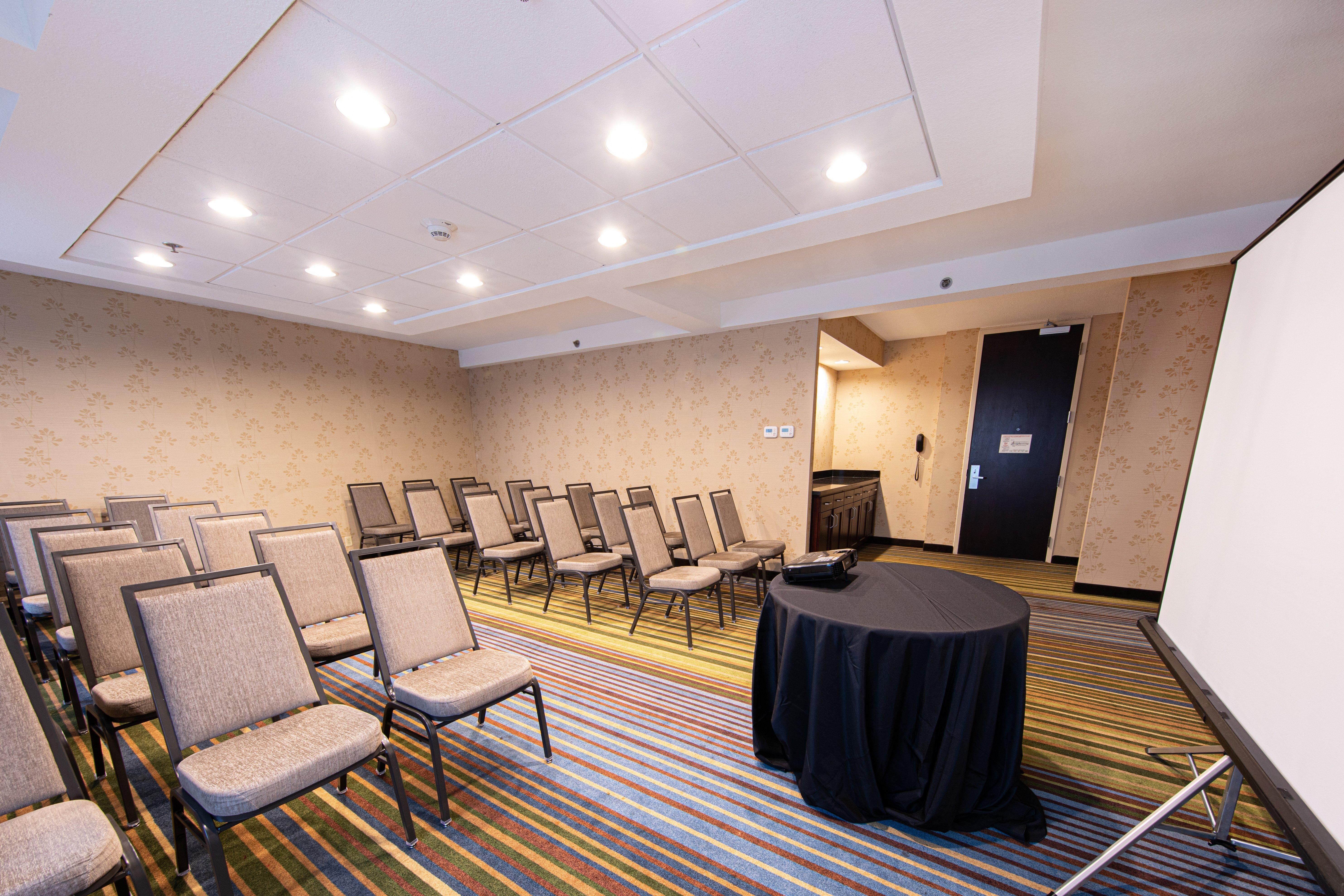 Отель Hilton St. Louis Airport Woodson Terrace Экстерьер фото