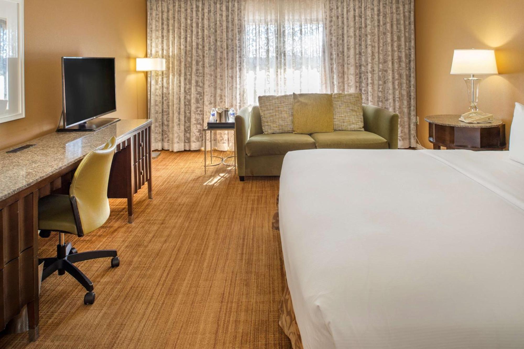 Отель Hilton St. Louis Airport Woodson Terrace Экстерьер фото