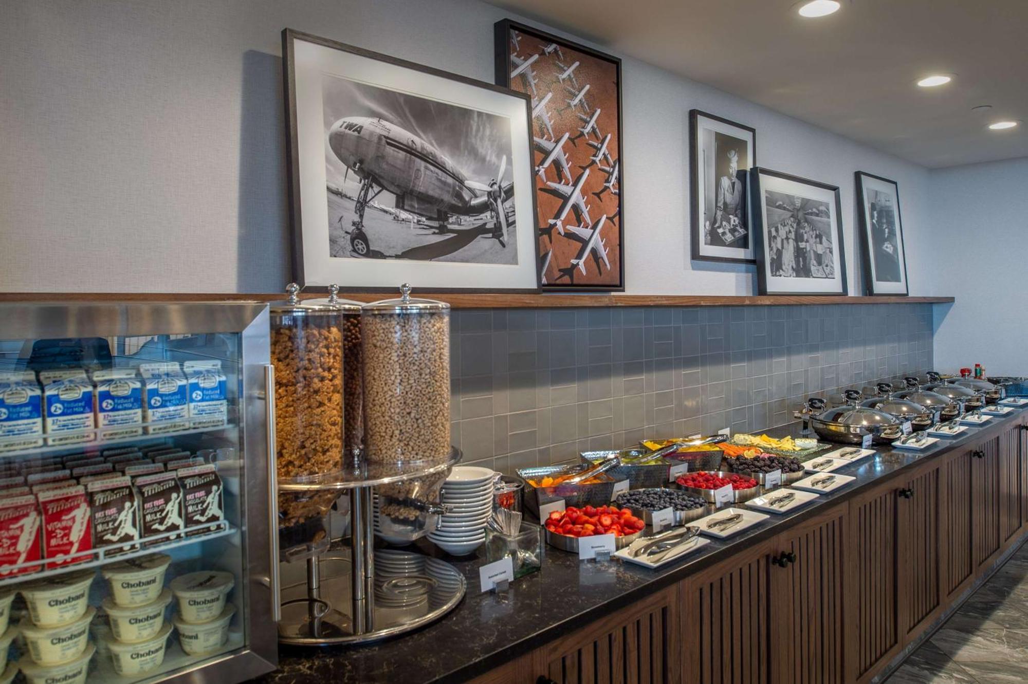 Отель Hilton St. Louis Airport Woodson Terrace Экстерьер фото