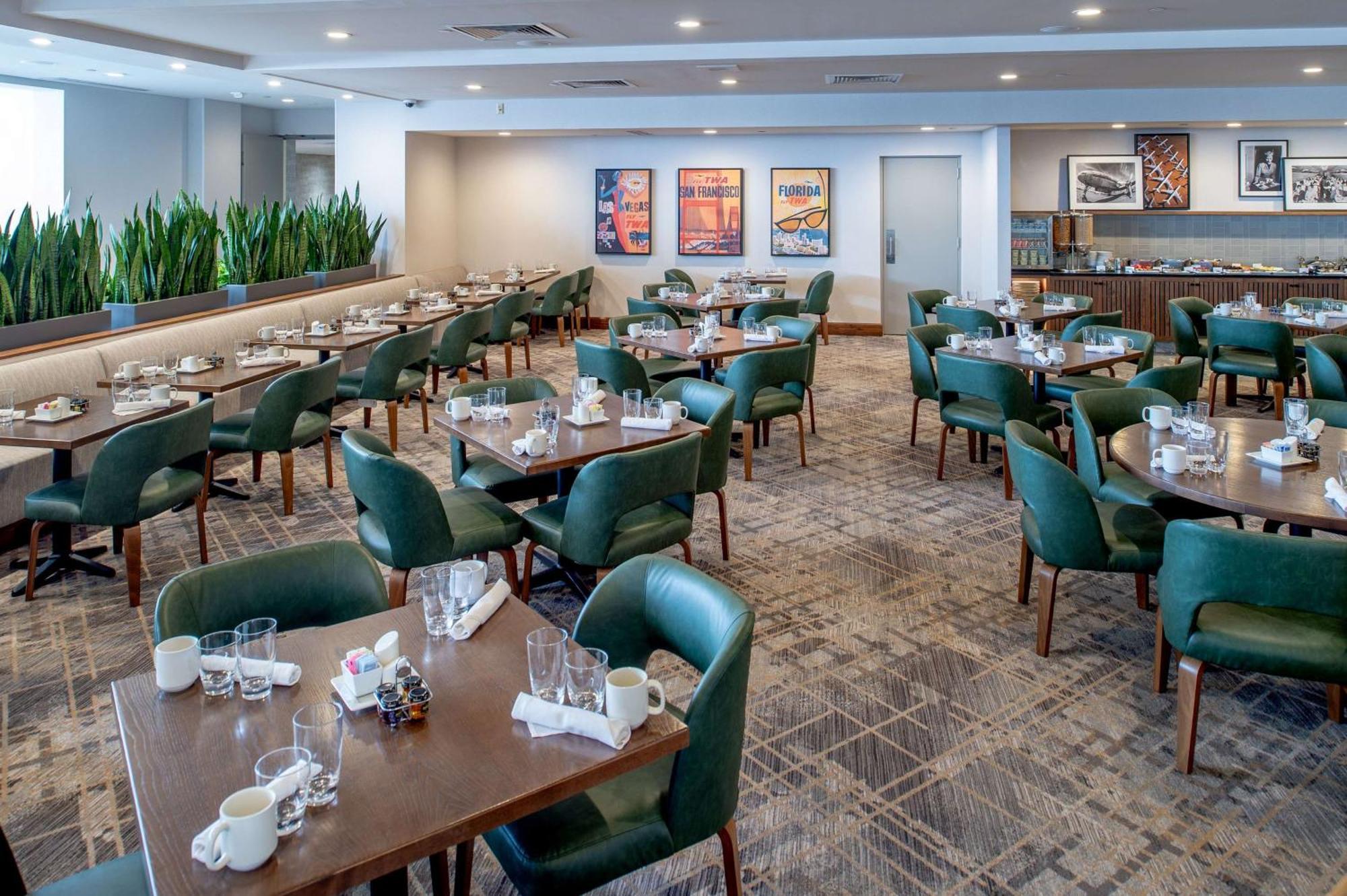 Отель Hilton St. Louis Airport Woodson Terrace Экстерьер фото