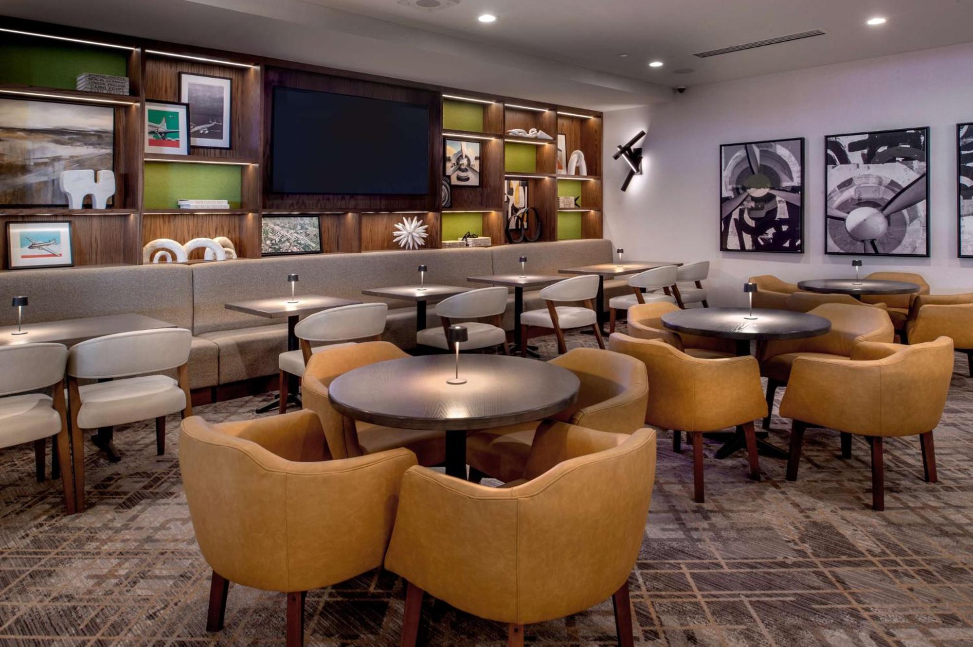 Отель Hilton St. Louis Airport Woodson Terrace Экстерьер фото